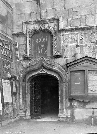 Porte d'entrée à gâble, panneaux publicitaires