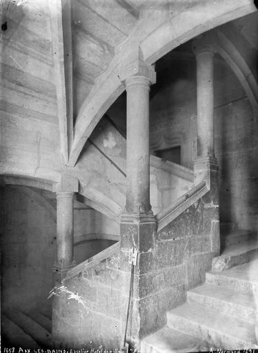 Escalier intérieur à vis au premier étage