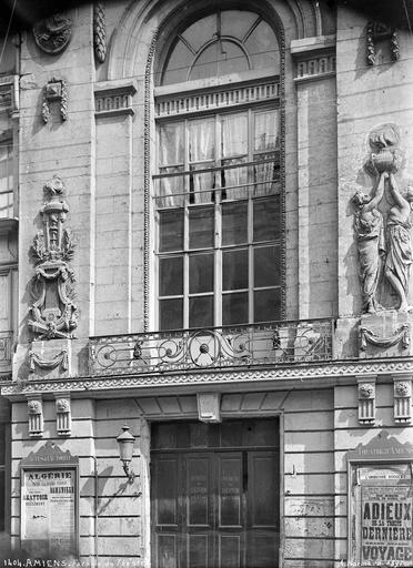 Façade sur rue : porte et fenêtre du premier étage