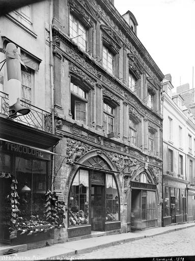 Façade Renaissance sculptée à deux baies sur rue