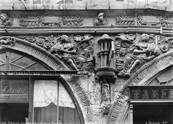 Façade Renaissance, détail des sculptures au-dessus d'une baie