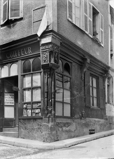 Poteau-cornier sculpté d'un coiffeur