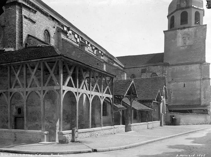 Ensemble sud-ouest avec galerie en bois et porche