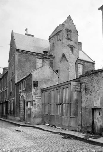 Façade sur rue, tourelle d'escalier et grille