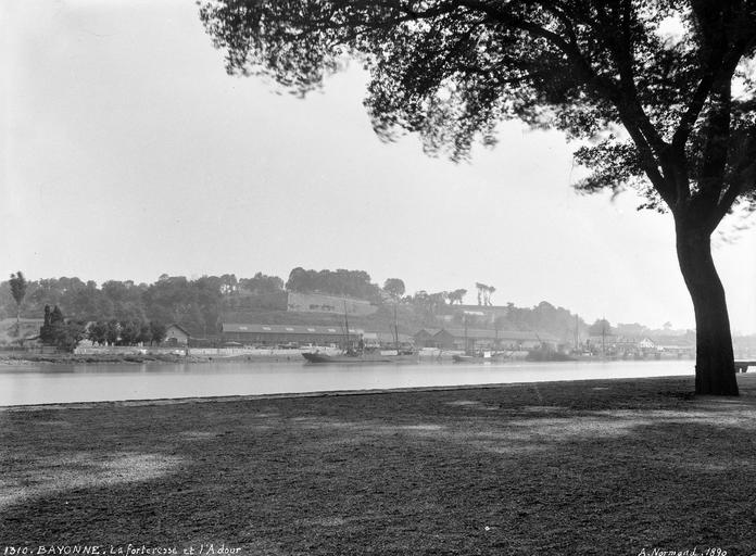 Bateaux sur l'Adour, fortifications à l'arrière-plan