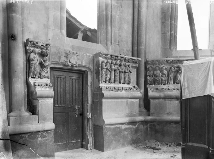 Intérieur : fragments de bas-relief à-côté d'une porte