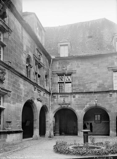 Façades sur cour intérieure, arcades