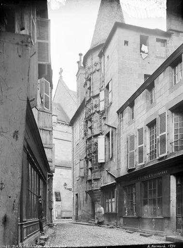 Tourelle en encorbellement sur la rue des Echevins