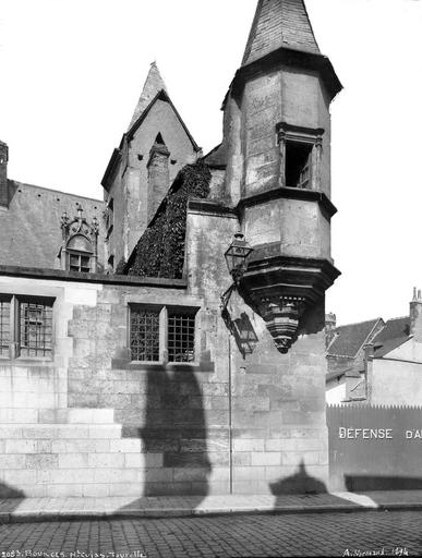 Façade sur rue : tourelle en encorbellement