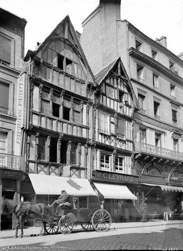 Façades à pans de bois sur rue, attelage de chevaux et devantures de boutiques