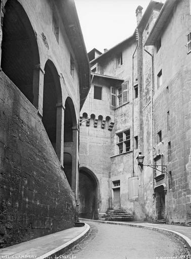 La rampe et la porte des Sires de Chambéry