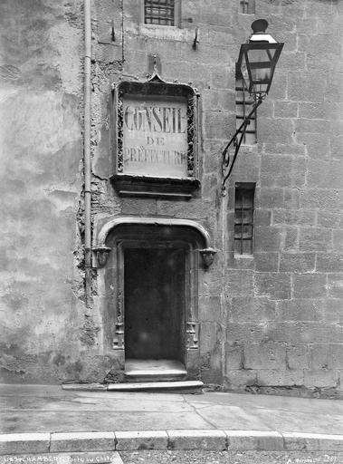 Porte d'entrée, écusson armoiré Conseil de Préfecture