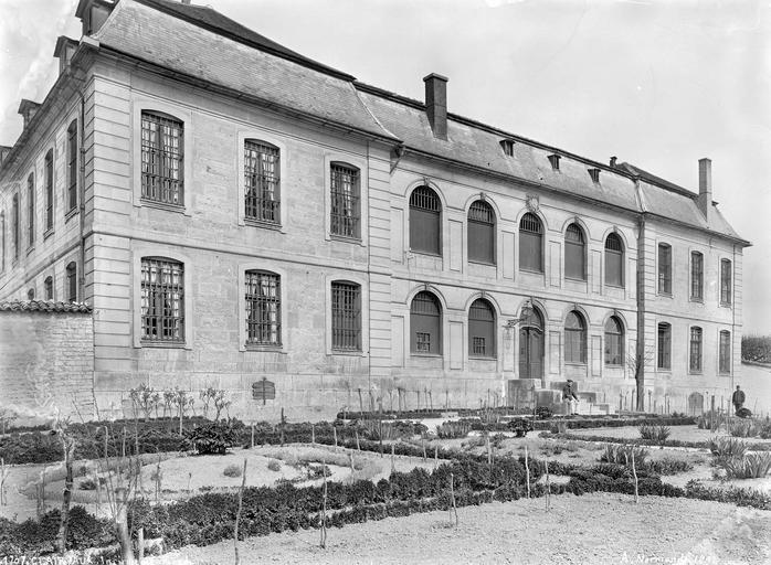 Ancienne infirmerie, potager au premier plan