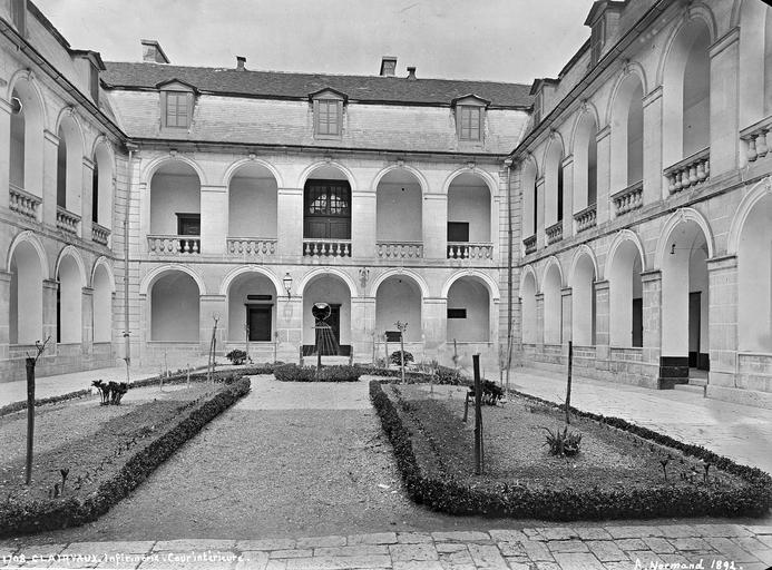 Cour intérieure de l'ancienne infirmerie