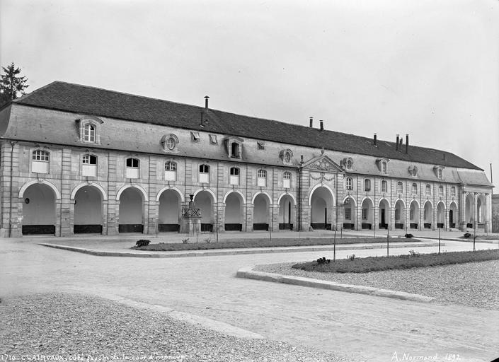 Bâtiment des écuries sur la cour d'honneur