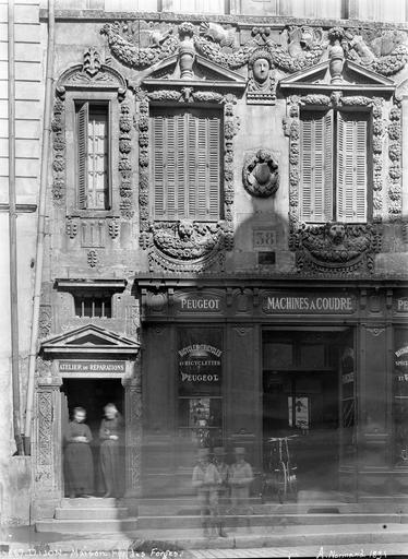 Façade sculptée sur rue, devanture de boutique Peugeot