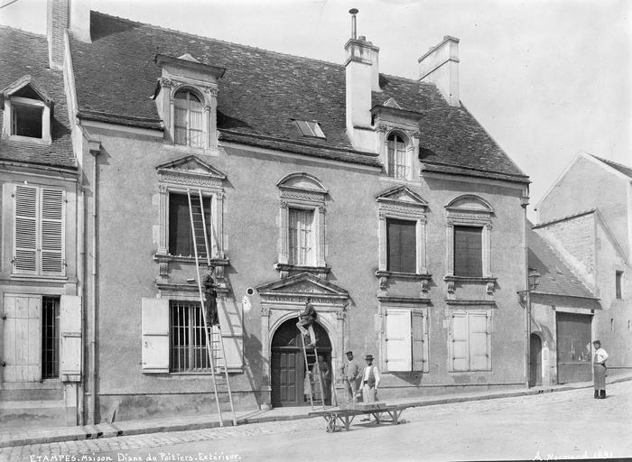 Façade sur la rue Sainte-Croix, ouvriers sur des échelles