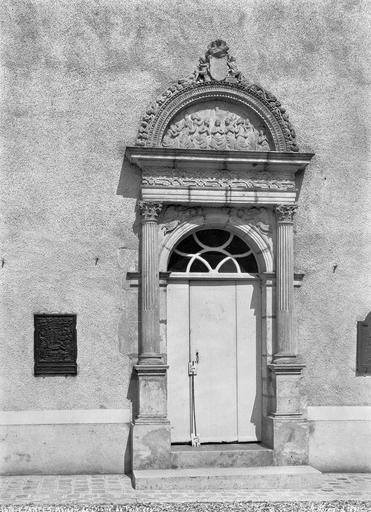 Porte d'entrée sur cour