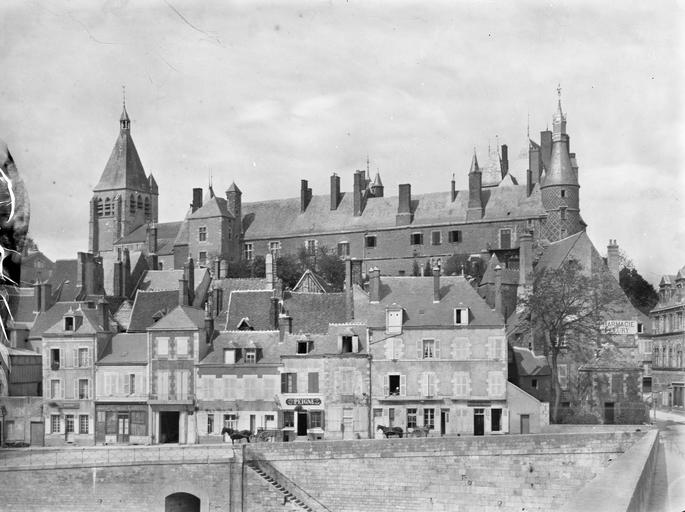 Vue sur l'église et le château prise de la Loire