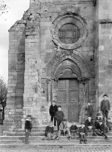 Façade ouest : groupe d'enfants devant la porte gauche