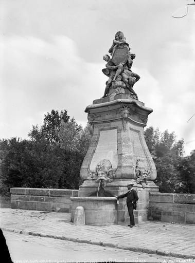 Homme adossé à la fontaine de l'est