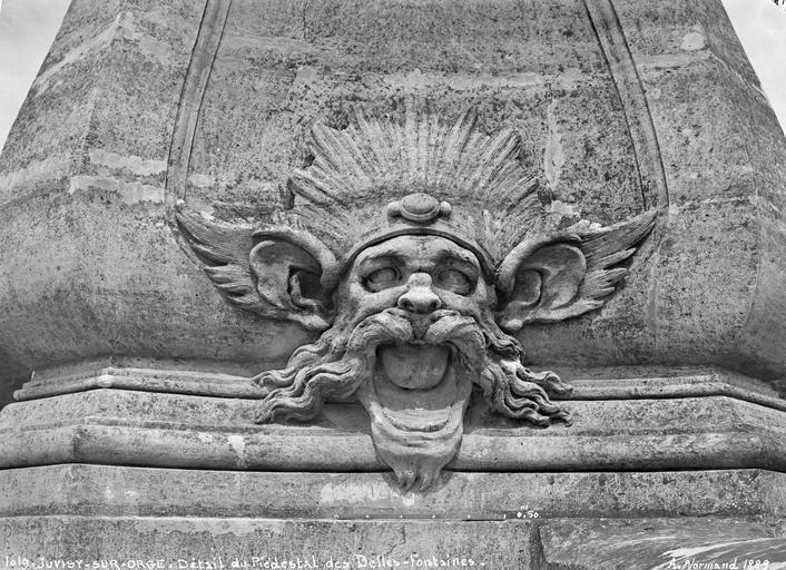 Fontaine de l'est : mascaron en forme de tête