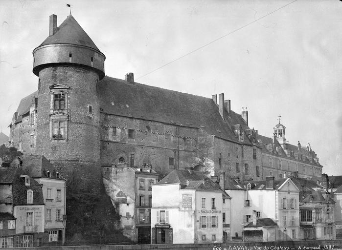 Façade du donjon et maisons avoisinantes