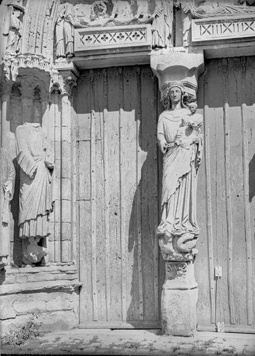 Eglise : portail ouest, Vierge à l'Enfant au trumeau et statue du piédroit