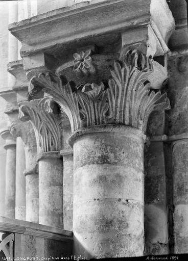 Eglise, intérieur : chapiteaux de la nef