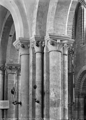 Eglise, intérieur : chapiteaux de la nef