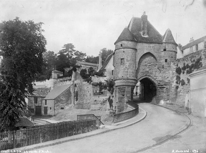 Porte de ville fortifiée