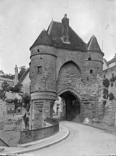 Porte de ville fortifiée