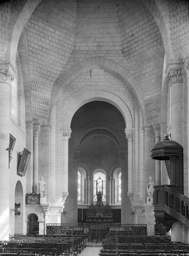 Intérieur : la nef vers le choeur