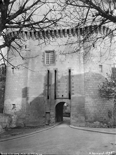 Porte royale ou châtelet d'entrée extra-muros