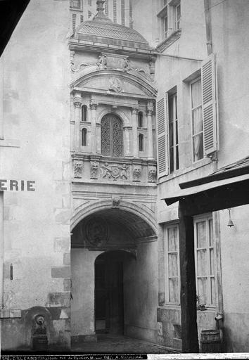 Porche d'entrée sur cour intérieure : fronton, sculptures