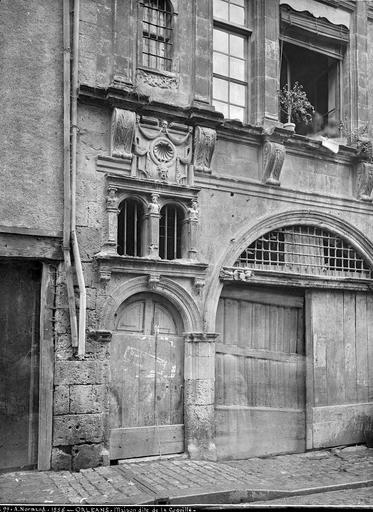 Façade sur rue : porte d'entrée et fenestrage