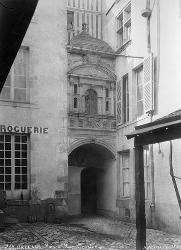 Cour intérieure pavée : façades et porche