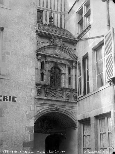 Porche d'entrée sur cour intérieure : fronton, sculptures