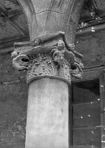 Cour intérieure : chapiteau sous la galerie à arcades