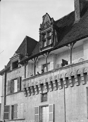 Façade du premier étage, personnages sur le balcon