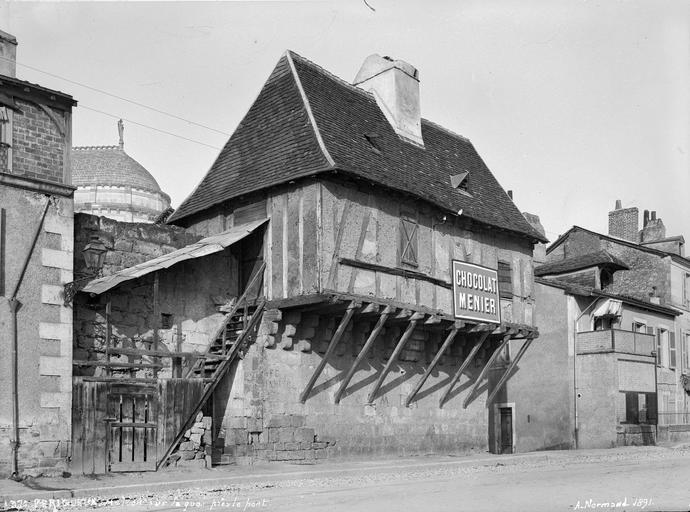 Façade à encorbellement sur le quai de l'Isle