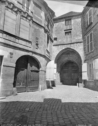 Façade sur rue et porte donnant accès au château