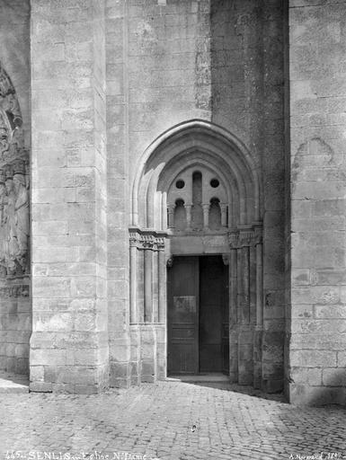 Façade ouest : porte de droite