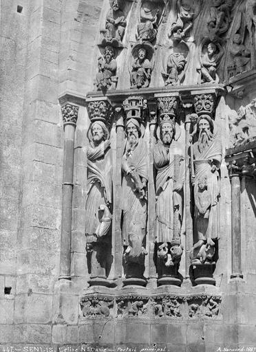 Portail central ouest : statues de l'ébrasement gauche