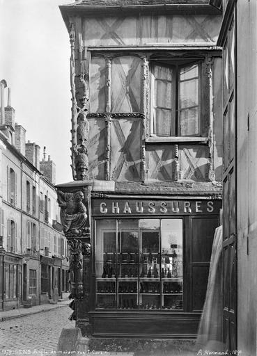 Angle de façades à pans de bois, boutique de chaussures