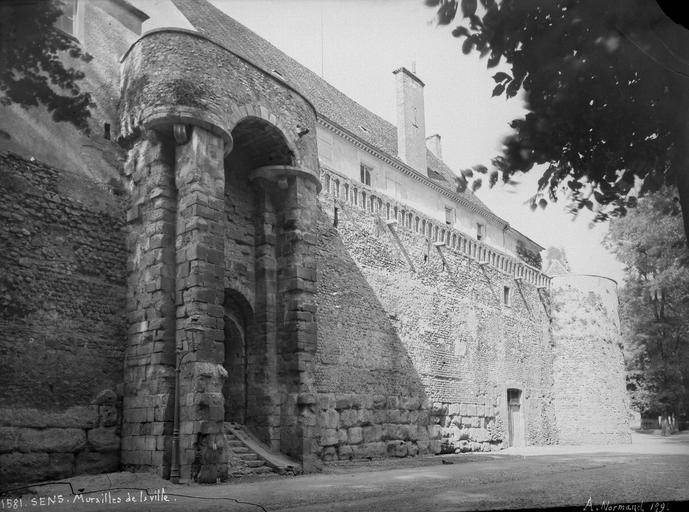 Poterne des Quatre-Mares et mur d'enceinte