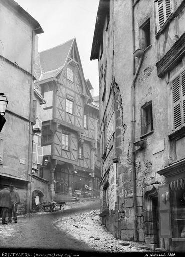 Rue Grenette bordée de maisons anciennes et à pans de bois