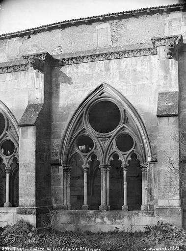 Cloître : baie de la galerie