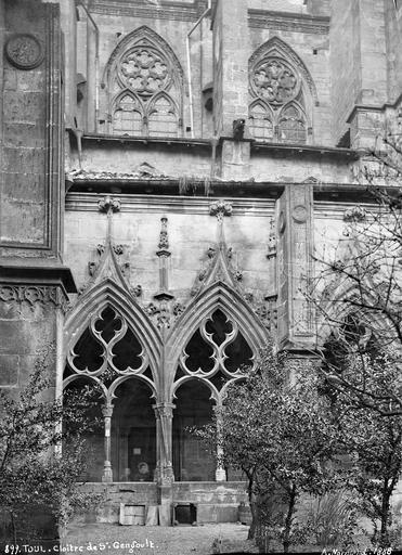 Cloître : baies de la galerie côté jardin