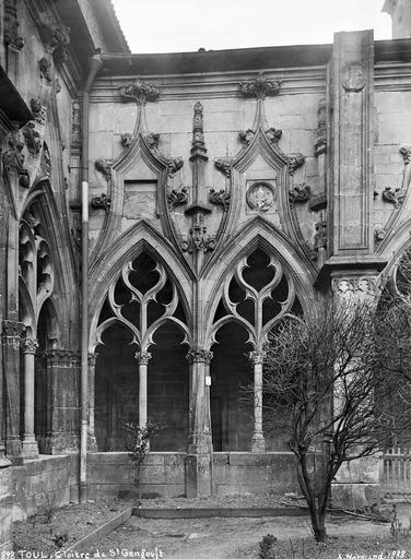 Cloître : baies de la galerie côté jardin